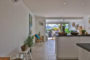 eine Küche und ein Wohnzimmer mit Blick auf einen Innenhof in der Unterkunft Baie Nettle Beach Villa 2080 in Saint Martin