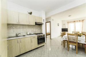 Kuchyň nebo kuchyňský kout v ubytování Apartment in Povlja with sea view, balcony, air conditioning WiFi 4936-1 -2 -3