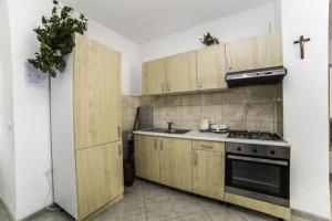 Kuchyň nebo kuchyňský kout v ubytování Apartment in Povlja with sea view, balcony, air conditioning WiFi 4936-1 -2 -3