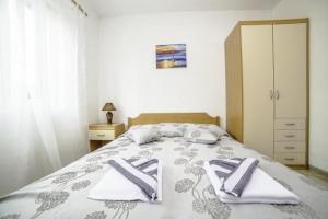 Postel nebo postele na pokoji v ubytování Apartment in Povlja with sea view, balcony, air conditioning WiFi 4936-1 -2 -3