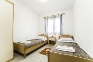 Postel nebo postele na pokoji v ubytování Apartment in Povlja with sea view, balcony, air conditioning WiFi 4936-1 -2 -3 + 37 fotografií
