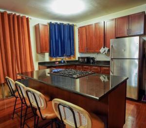 eine Küche mit einer Arbeitsplatte und einem Kühlschrank in der Unterkunft Rustic Sunset in New York