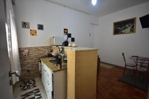Η κουζίνα ή μικρή κουζίνα στο Aconchegante do Leme