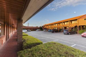 een gebouw met een parkeerplaats met geparkeerde auto's bij Hotel Bruce County in Mount Waverley