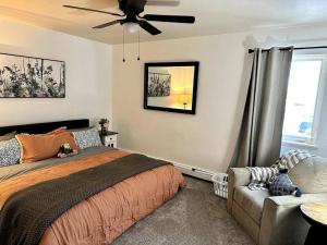 费尔班克斯Comfortable 2BR Apt Central的带床和吊扇的卧室