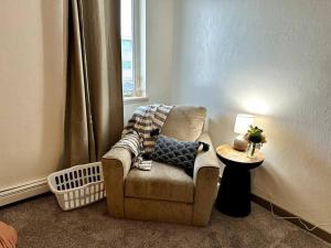 Comfortable 2BR Apt Central的休息区