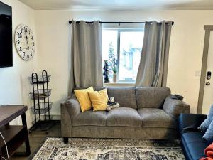 Comfortable 2BR Apt Central的休息区
