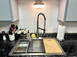 Comfortable 2BR Apt Central的厨房或小厨房