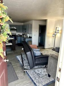 费尔班克斯Comfortable 2BR Apt Central的带沙发和椅子的客厅 更多17张照片