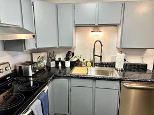 Comfortable 2BR Apt Central的厨房或小厨房