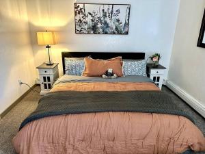 费尔班克斯Comfortable 2BR Apt Central的一间带大床和两个床头柜的卧室