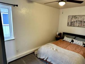 - une chambre avec un lit et un ventilateur de plafond dans l'établissement Comfortable 2BR Apt Central, à Fairbanks