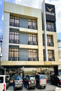 un edificio con auto parcheggiate di fronte di PRIMELUXE HOTEL a Cagayan de Oro