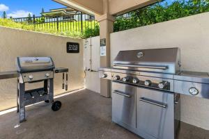 un grill e un barbecue per fumatori in un patio di Kapalua Golf Villas by Coldwell Banker Island Vacations a Kahana
