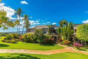 una casa con jardín y palmeras en Wailea Ekolu One Bedrooms by Coldwell Banker Island Vacations, en Wailea