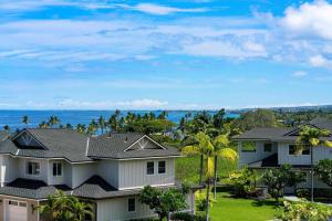 uma fila de casas com o oceano ao fundo em Big Island Na Hale O Keauhou by Coldwell Banker Island Vacations em Kailua-Kona