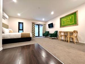 sypialnia z łóżkiem, stołem i krzesłami w obiekcie Sixty Six Boutique Apartments w mieście Hobart