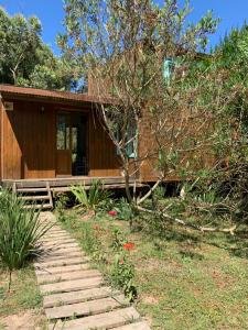 una casa con un camino que conduce a la parte delantera de ella en La Marencoche - Casa de Madera en Punta Rubia, en La Paloma