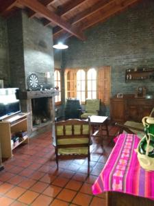 a living room with a couch and a fireplace at Casa Ossès -Tu casa en Vista Flores!Hermosa casa de vacaciones in Vista Flores