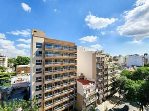 vistas a un edificio alto de una ciudad en Smart Design Home - Buenos Aires en Buenos Aires