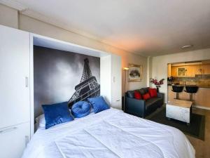1 dormitorio con 1 cama blanca grande con almohadas azules en Smart Design Home - Buenos Aires en Buenos Aires