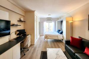 un soggiorno con divano e letto di Smart Design Home - Buenos Aires a Buenos Aires
