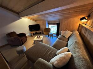 a living room with a couch and a tv at Appartement Saint-Martin-de-Belleville, 4 pièces, 6 personnes - FR-1-452-381 in Saint-Marcel