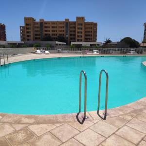 ein großer Pool mit blauem Wasser in der Unterkunft Vista Pacifico, Serena in La Serena