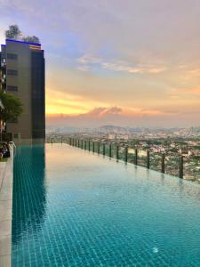 uma piscina no topo de um edifício com uma cidade em Takuro Homestay em Petaling Jaya