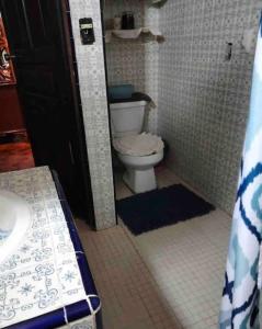 La salle de bains est pourvue de toilettes et d'un lavabo. dans l'établissement CASA VACACIONAL, à Cocoyoc