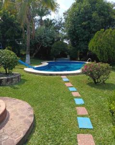 une cour avec une piscine aux tons bleus et blancs dans l'établissement CASA VACACIONAL, à Cocoyoc