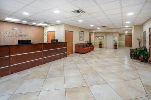 un vestíbulo de un hospital con sala de espera en Baymont by Wyndham Savannah South, en Savannah