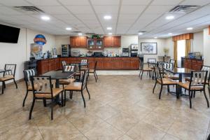Un restaurant sau alt loc unde se poate mânca la Baymont by Wyndham Savannah South