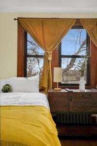 Posteľ alebo postele v izbe v ubytovaní Golden Gem in Heart of East Rock Quiet 3BR Near DT and Yale