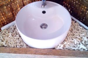 um lavatório de casa de banho sentado numa pilha de pedras em Vida Kristele Bohol em Loon