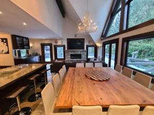 Μια τηλεόραση ή/και κέντρο ψυχαγωγίας στο Luxury Ski-in / Ski-out home on Blackcomb +31 φωτογραφίες