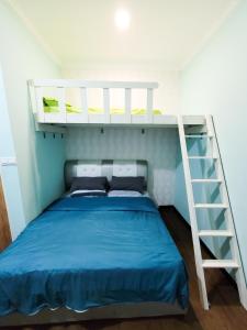 Uma ou mais camas em beliche num quarto em Mawar Dayana Homestay