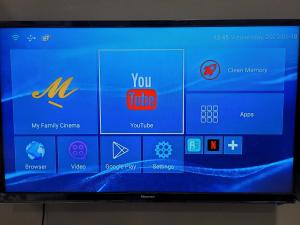 un écran de télévision portant plusieurs logos différents dans l'établissement The Octagon Ipoh - Home Stay II, à Ipoh 4 autres photos