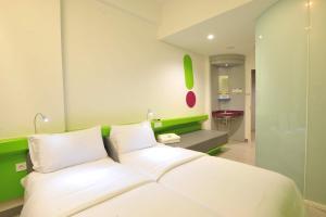 Un pat sau paturi într-o cameră la POP! Hotel Diponegoro