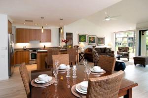 kuchnia i salon ze stołem i krzesłami w obiekcie Wailea Elua, #0908 condo w mieście Wailea