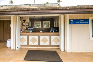 uma entrada para um edifício com um bar em Kauai Plantation Hale Suites by Coldwell Banker Island Vacations em Kapaa