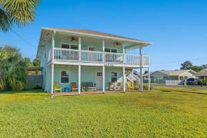 una gran casa blanca con un gran patio en Anchors Away - Private Pool, Seasonal Hot Tub, Game Room, Walk to Beach, Pets OK, en Panama City Beach