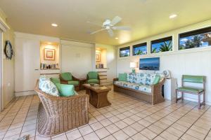 a living room with furniture and a ceiling fan at My Waii Beach Cottage home in Kihei