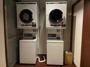 Hay dos microondas en una habitación en Hotel Kanade Osaka Namba, en Osaka
