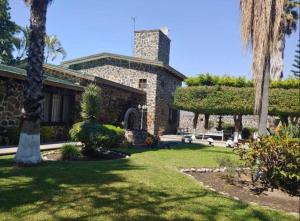 una casa con un patio de césped con palmeras en Agradable casa rural con piscina privada, en Yautepec