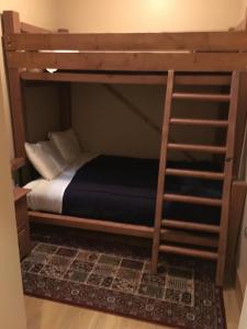 a bunk bed with a ladder in a room at Casa Del Mila Oro in Osoyoos