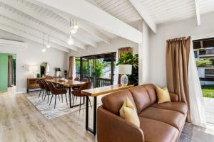 uma sala de estar com um sofá e uma mesa em Family Retreat close to City - WiFi Netflix Garden em Auckland