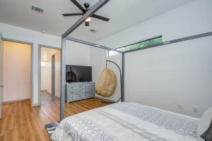 a bedroom with a bed and a ceiling fan at Modern 4 Bedroom 4 Full Bathroom Near Downtown in Houston