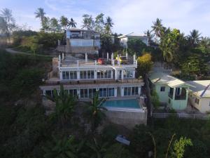 uma vista aérea de uma casa com piscina em Seaview Mansion Dalaguete Deluxe Apartment 10 em Dalaguete