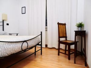 ローマにあるDomus Appio Claudioのベッドルーム1室(ベッド1台、椅子付)